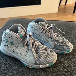 Girls Sz2 Under Armour teal/gray/white Basketball shoes